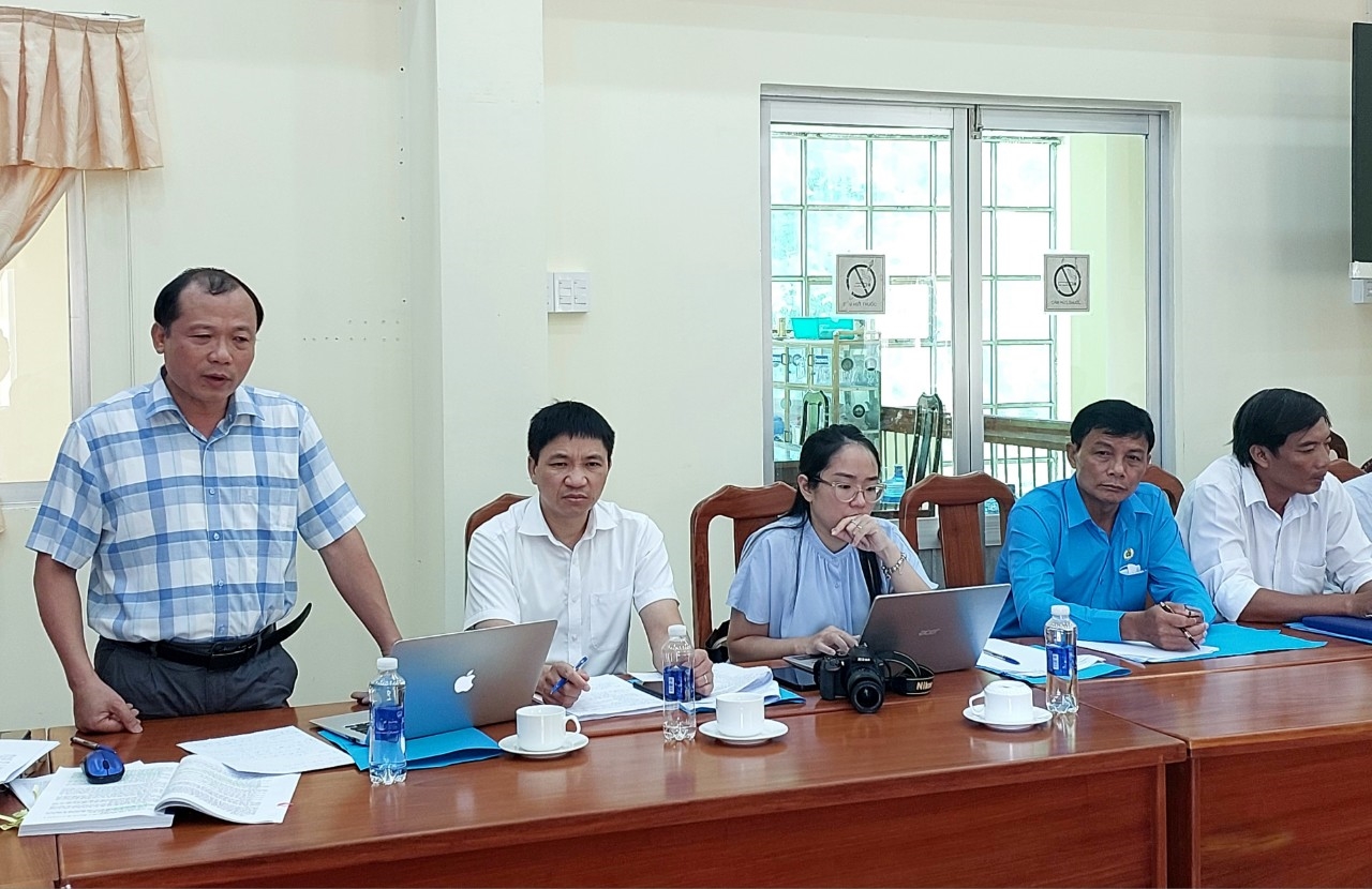 Ông Nguyên Văn Hùng, chuyên viên Vụ Giáo dục Dân tộc giải đáp những thắc mắc của các đại biểu xung quanh việc triển khai thực hiện Tiểu dự án 1, Dự án 5