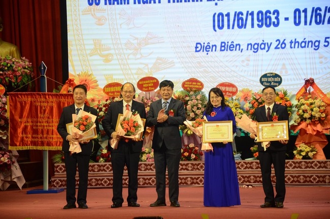 Thừa ủy quyền của Bộ trưởng Bộ Giáo dục - Đào tạo, ông Lê Thành Đô, Chủ tịch UBND tỉnh trao Bằng khen của Bộ Giáo dục - Đào tạo cho các cá nhân có thành tích xuất sắc.