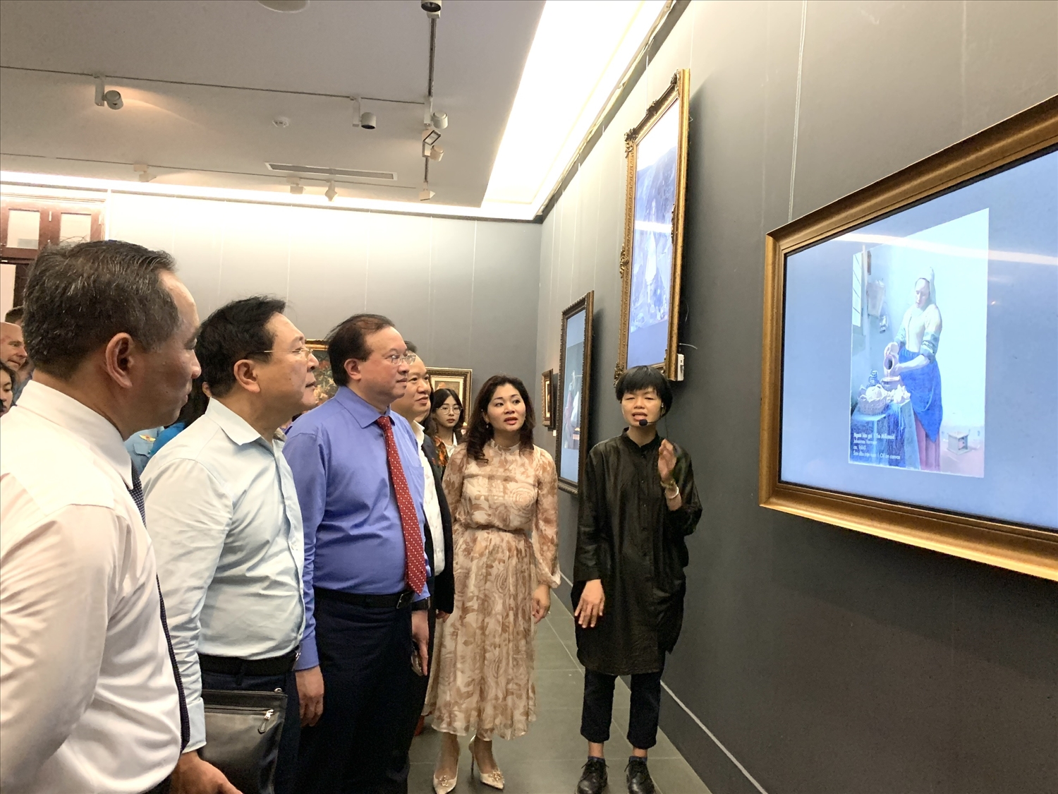 Thứ trưởng Bộ Văn hóa, Thể thao và Du lịch Tạ Quang Đông cùng các đại biểu tham quan triển lãm