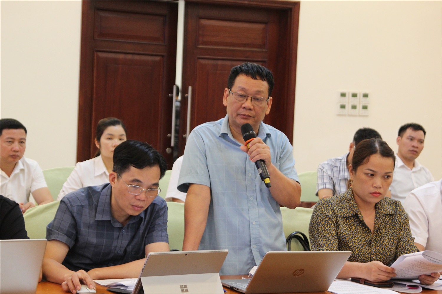Ông Lê Thanh Nam, Trưởng phòng Dân tộc Bắc Mê, tỉnh Hà Giang phát biểu góp ý sửa đổi, bổ sung thực hiện Tiểu dự án 1, Dự án 9 Thông tư 02.
