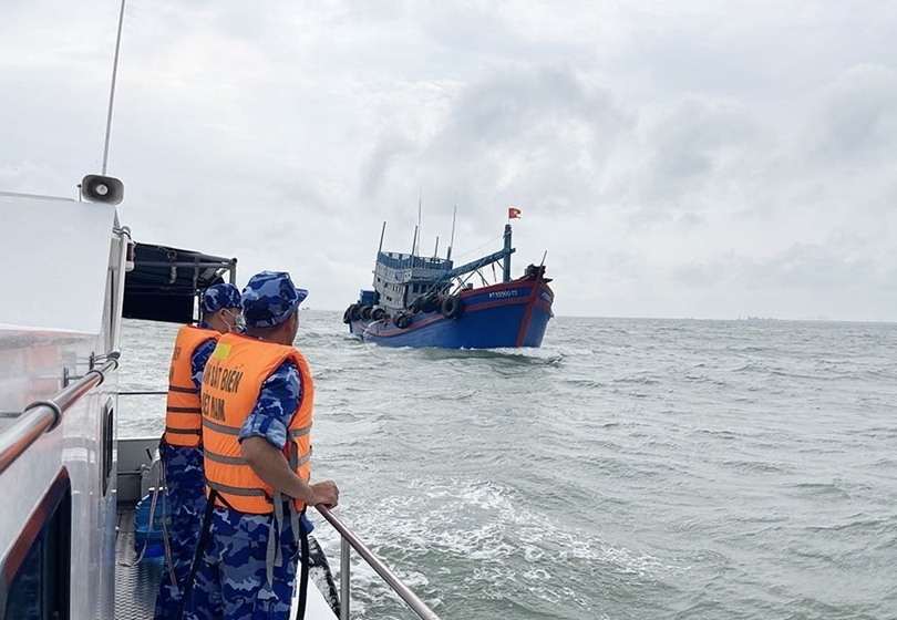 Cảnh sát biển phát hiện tàu cá vận chuyển 150.000 lít dầu DO không rõ nguồn gốc