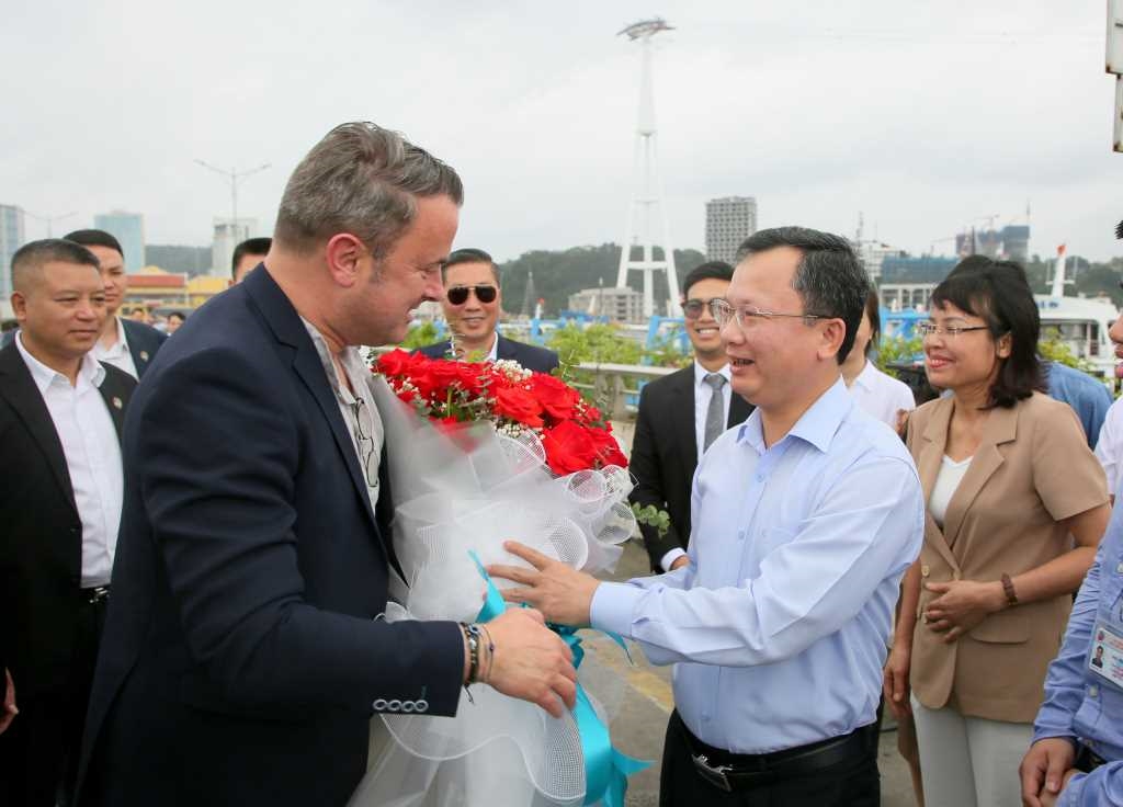 Quyền Chủ tịch UBND tỉnh Quảng Ninh Cao Tường Huy tặng hoa chào mừng ngài Thủ tướng Xavier Bettel cùng đoàn đại biểu cấp cao Luxembourg