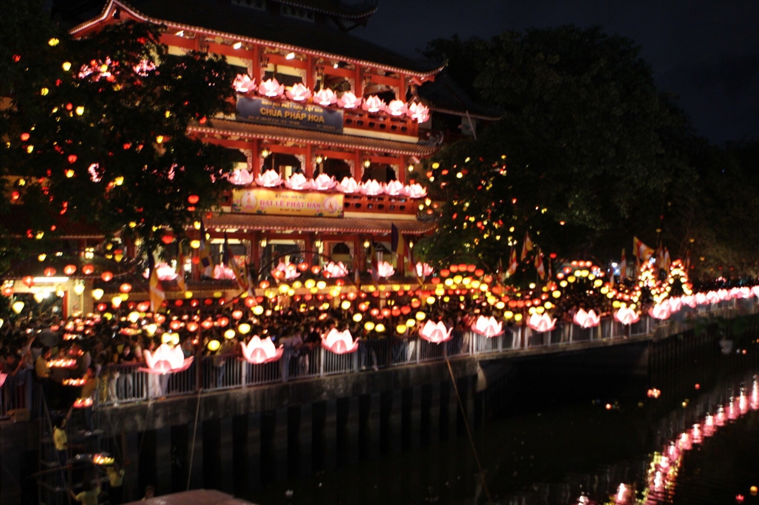 (Tin ảnh) Lung linh ánh nến bình an trong lễ hội thả hoa đăng lớn nhất TP Hồ Chí Minh mừng Phật Đản 9