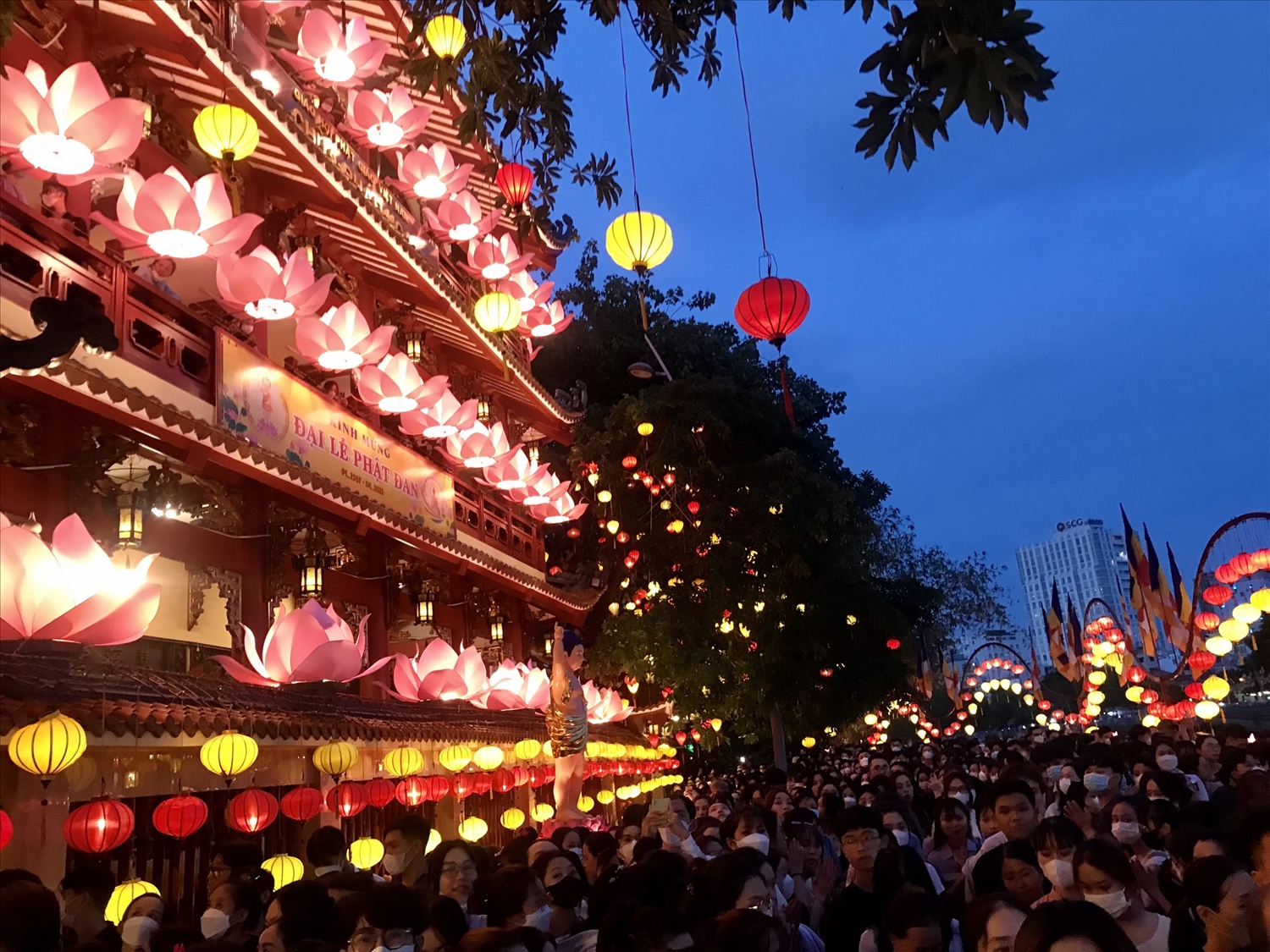 (Tin ảnh) Lung linh ánh nến bình an trong lễ hội thả hoa đăng lớn nhất TP Hồ Chí Minh mừng Phật Đản 2