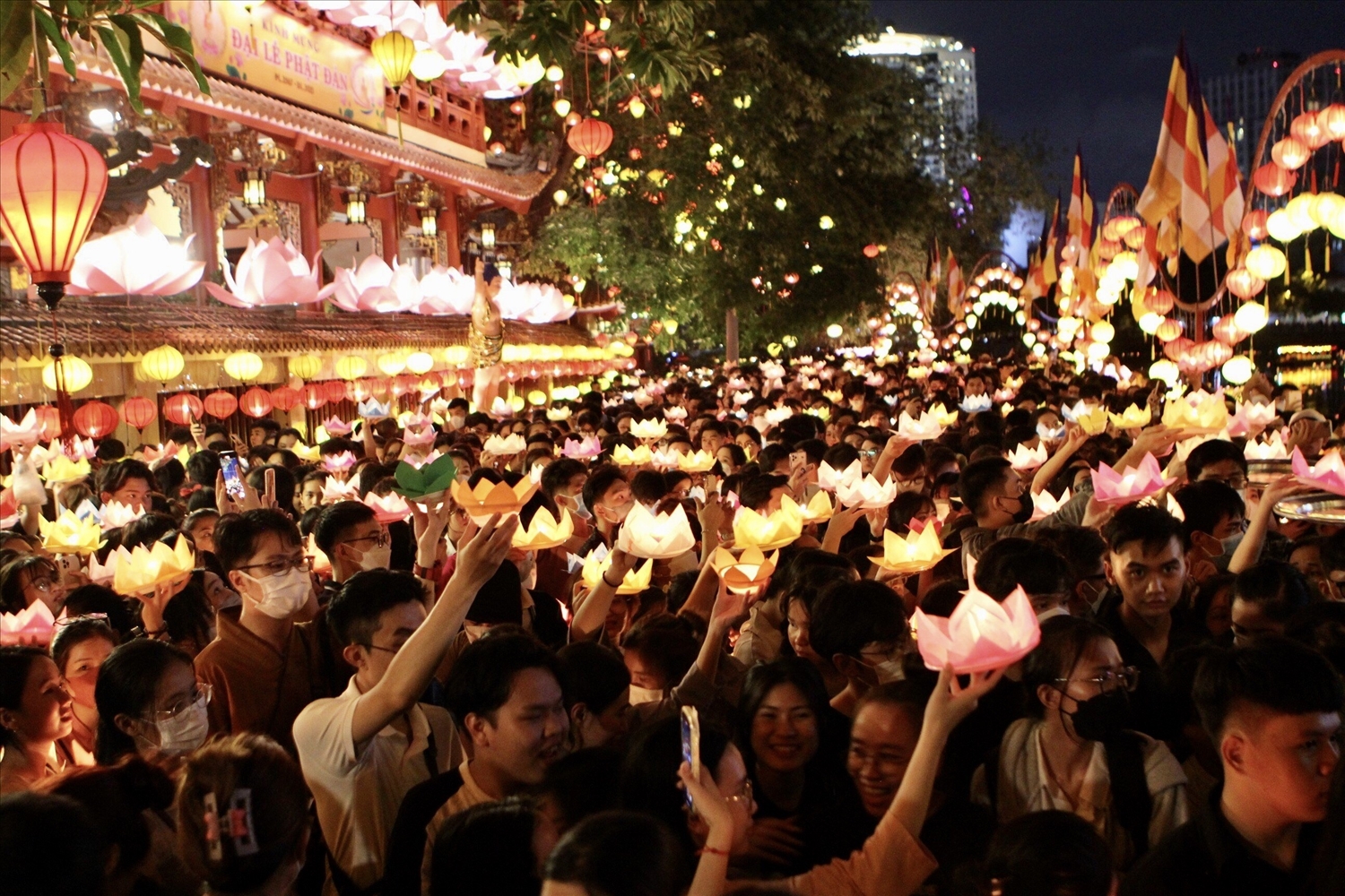 (Tin ảnh) Lung linh ánh nến bình an trong lễ hội thả hoa đăng lớn nhất TP Hồ Chí Minh mừng Phật Đản 3