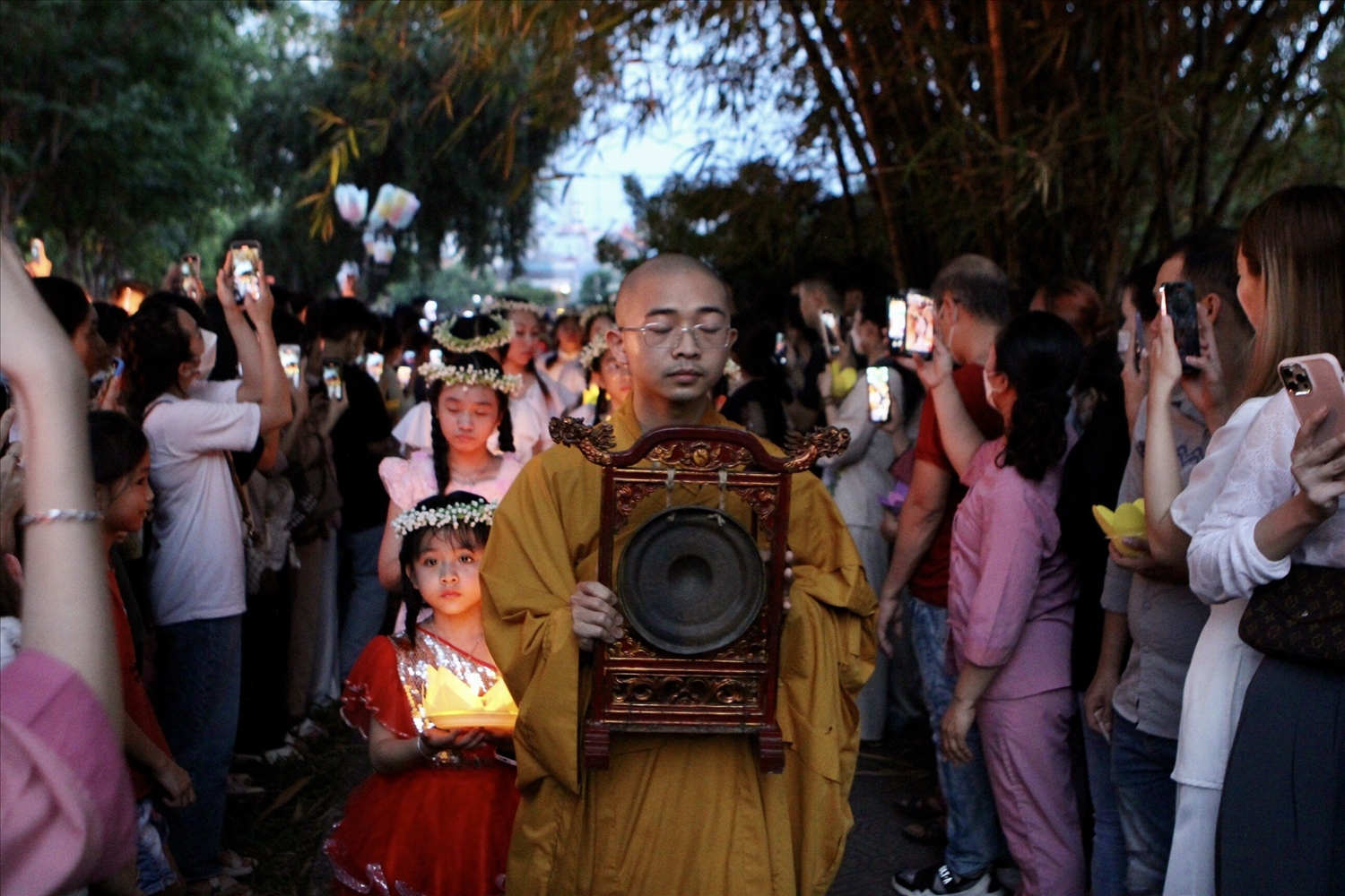 (Tin ảnh) Lung linh ánh nến bình an trong lễ hội thả hoa đăng lớn nhất TP Hồ Chí Minh mừng Phật Đản