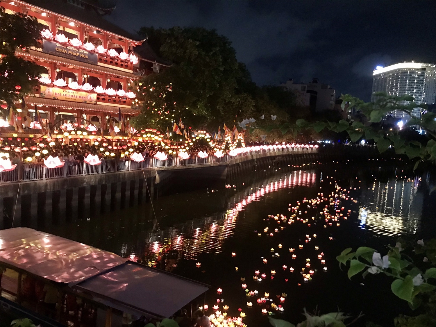 (Tin ảnh) Lung linh ánh nến bình an trong lễ hội thả hoa đăng lớn nhất TP Hồ Chí Minh mừng Phật Đản 8