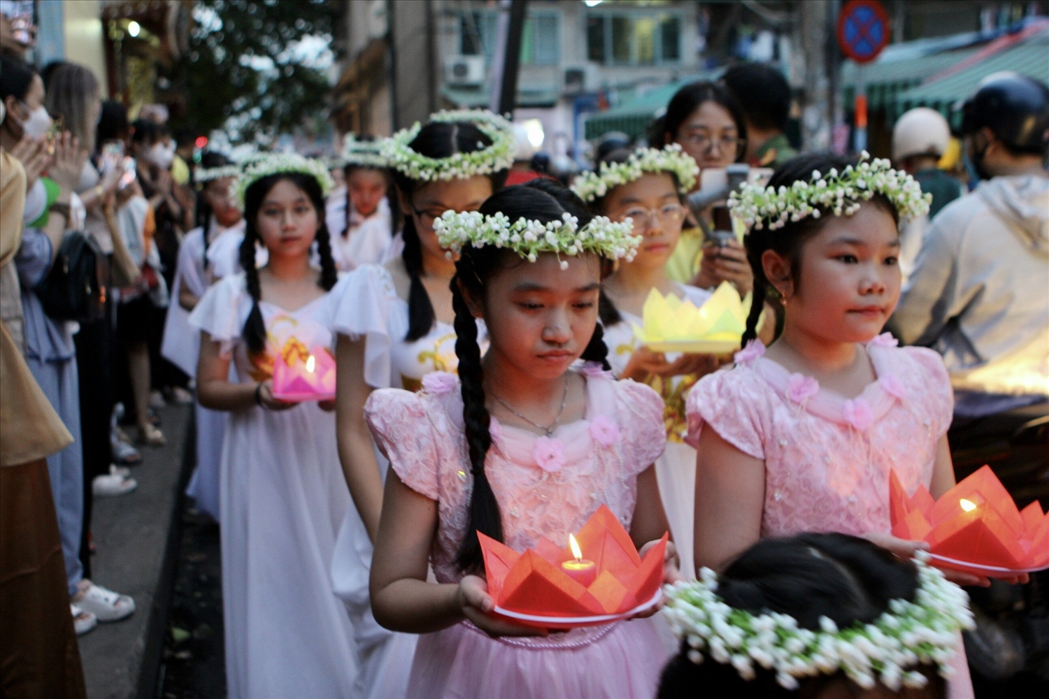(Tin ảnh) Lung linh ánh nến bình an trong lễ hội thả hoa đăng lớn nhất TP Hồ Chí Minh mừng Phật Đản 1
