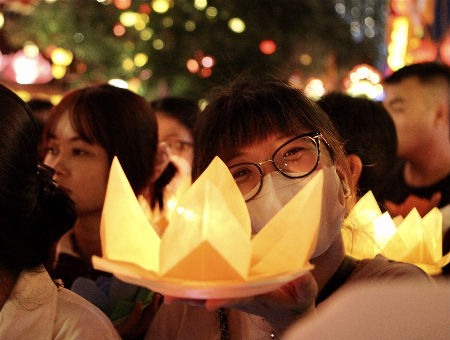 (Tin ảnh) Lung linh ánh nến bình an trong lễ hội thả hoa đăng lớn nhất TP Hồ Chí Minh mừng Phật Đản 7