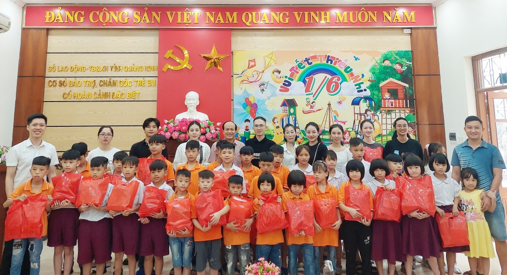 Đại diện Hội Bảo trợ NKT&TMC tỉnh Quảng Ninh cùng Nhóm từ thiện Hạ Long Xanh tặng quà, trao hỗ trợ cho trẻ em tại Cơ sở bảo trợ, chăm sóc trẻ em có hoàn cảnh đặc biệt tỉnh.