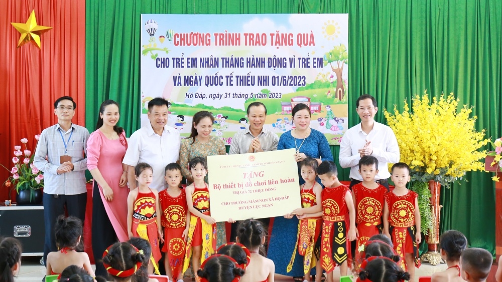 Phó Chủ tịch Thường trực UBND tỉnh Bắc Giang Mai Sơn trao quà cho thiếu nhi Trường Mầm non Hộ Đáp