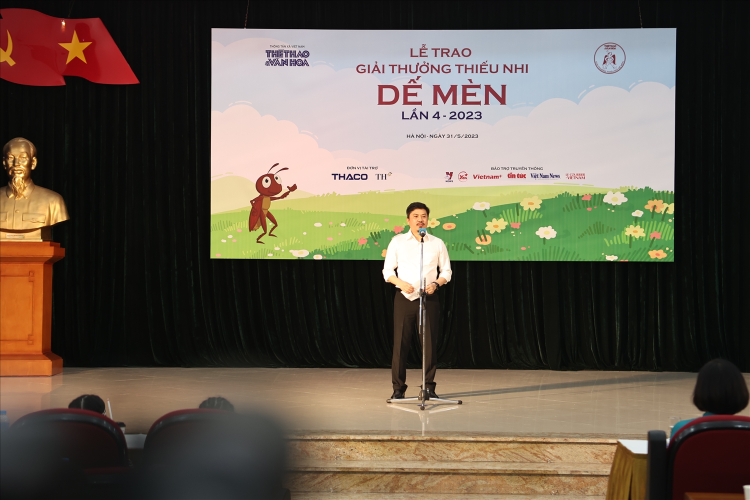 Nhà báo Lê Xuân Thành, Tổng Biên tập Báo Thể thao và Văn hóa, trưởng ban tổ chức giải thưởng phát biểu khai mạc