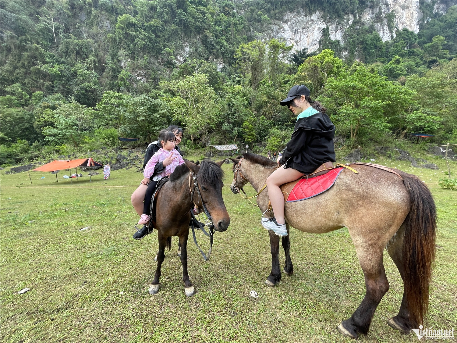 Du khách trải nghiệm cưỡi ngựa tại thảo nguyên Đồng Lâm