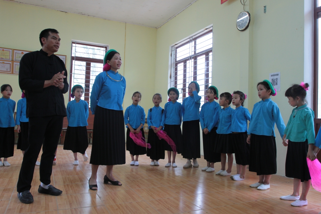 Nghệ nhân dân gian dạy hát cho học sinh xã Húc Động
