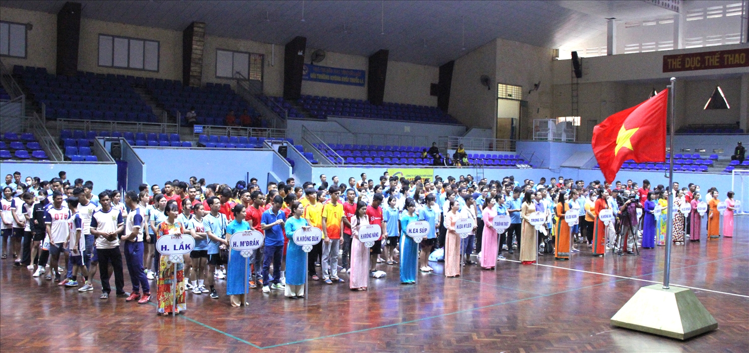 Các đoàn tham gia Hội thi Thể thao các DTTS tỉnh Đắk Lắk thực hiện nghi thức chào cờ tại Lễ khai mạc