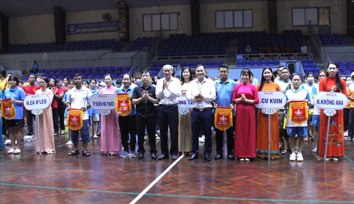 Lãnh đạo Sở Văn hóa, Thể thao và Du lịch cùng đại diện Ban Dân tộc Đắk Lắk trao cờ lưu niệm cho các đoàn tham gia Hội thao