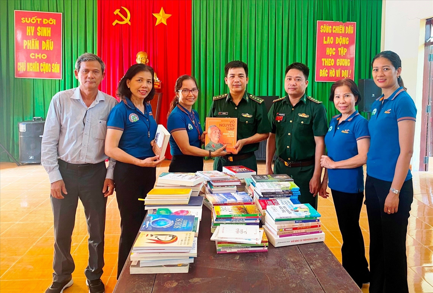 Đại diện các đơn vị trao sách tặng Đồn Biên phòng Cửa khẩu Đắk Ruê