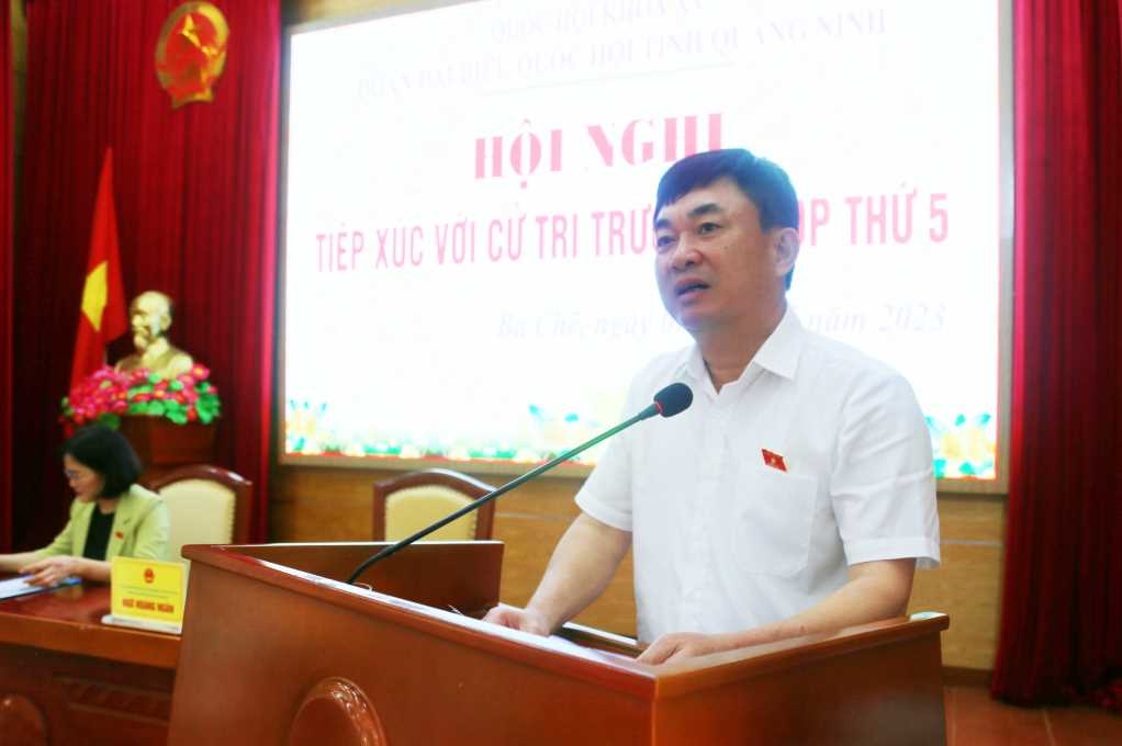 Ông Ngô Hoàng Ngân, Chủ tịch Hội đồng thành viên Tập đoàn Công nghiệp Than – Khoáng sản Việt Nam, Trưởng đoàn ĐBQH tỉnh Quảng Ninh phát biểu tại buổi tiếp xúc