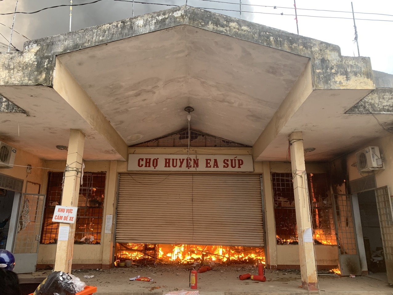 Đám cháy xuất phát từ khu vực chợ lồng của chợ trung tâm huyện Ea Súp