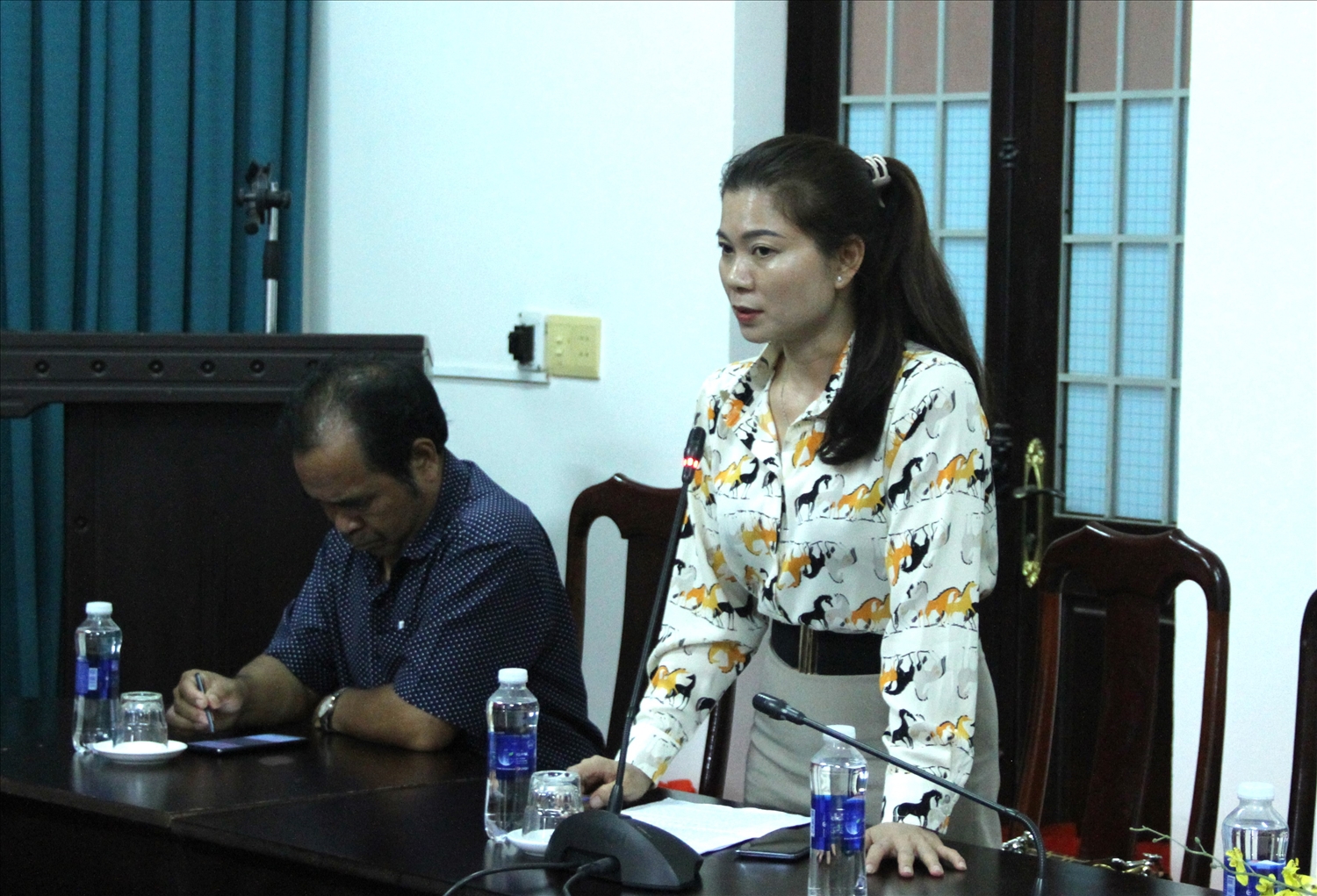 Trưởng phòng Dân tộc huyện Phú Thiện, tỉnh Gia Lai Ngô Thị Thanh Diệp báo cáo tại buổi gặp mặt