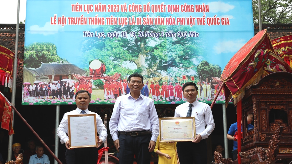 Đại diện lãnh đạo xã Tiên Lục đón nhận quyết định công nhận lễ hội truyền thống là di sản văn hóa phi vật thể quốc gia