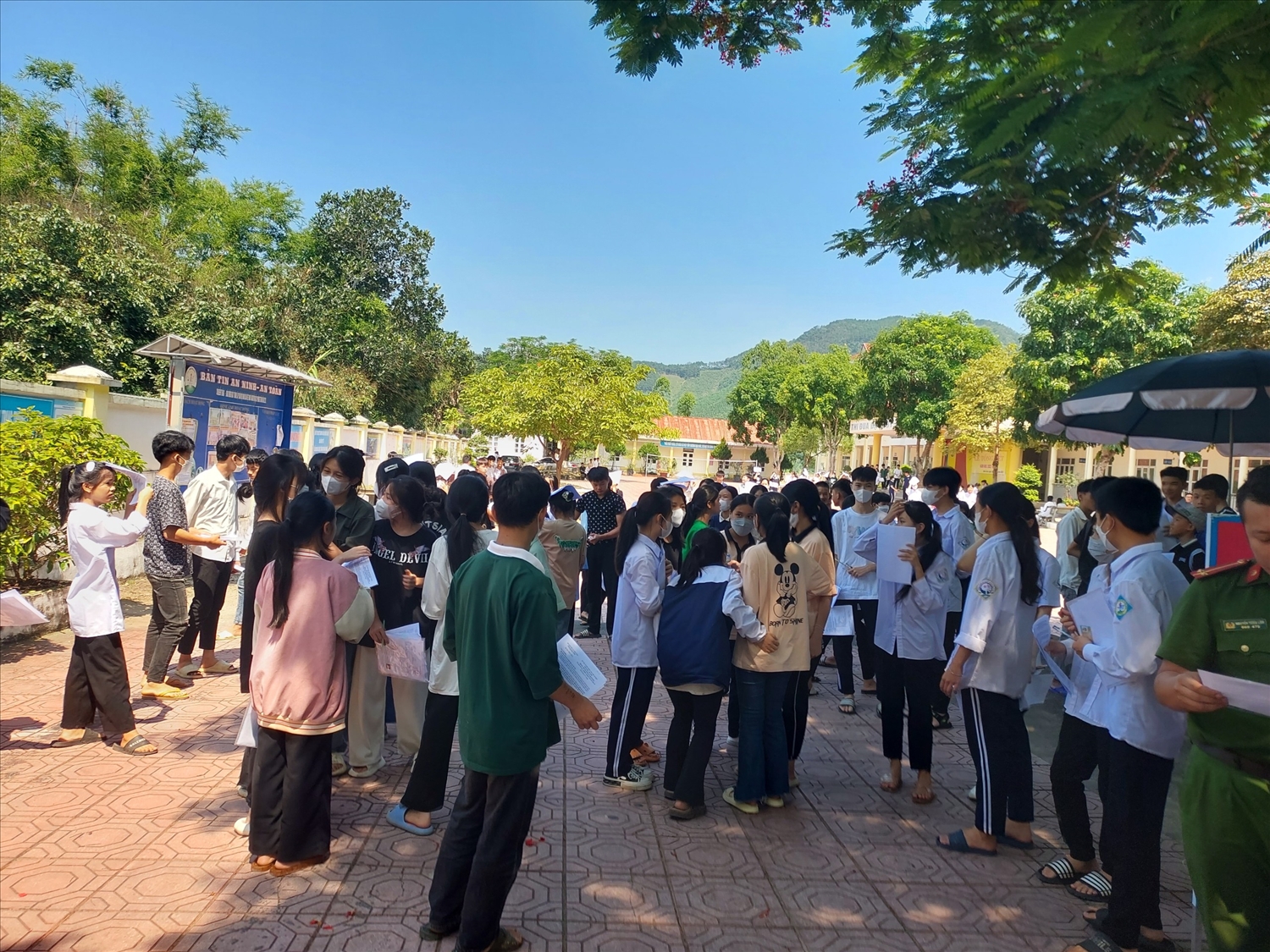 Kết thúc môn thi Ngữ Văn tại điểm trường THPT Bình Liêu, huyện Bình Liêu (Quảng Ninh)