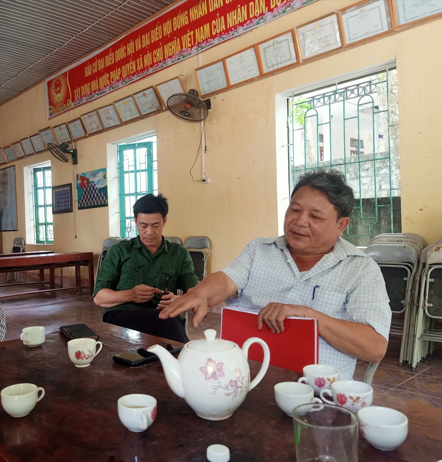 Ông Lương văn Hợi (người mặc áo kẻ trắng),Trưởng thôn Tiến Sơn 1, thị trấn Thường Xuân trao đổi với báo chí về việc cấp phát gạo 