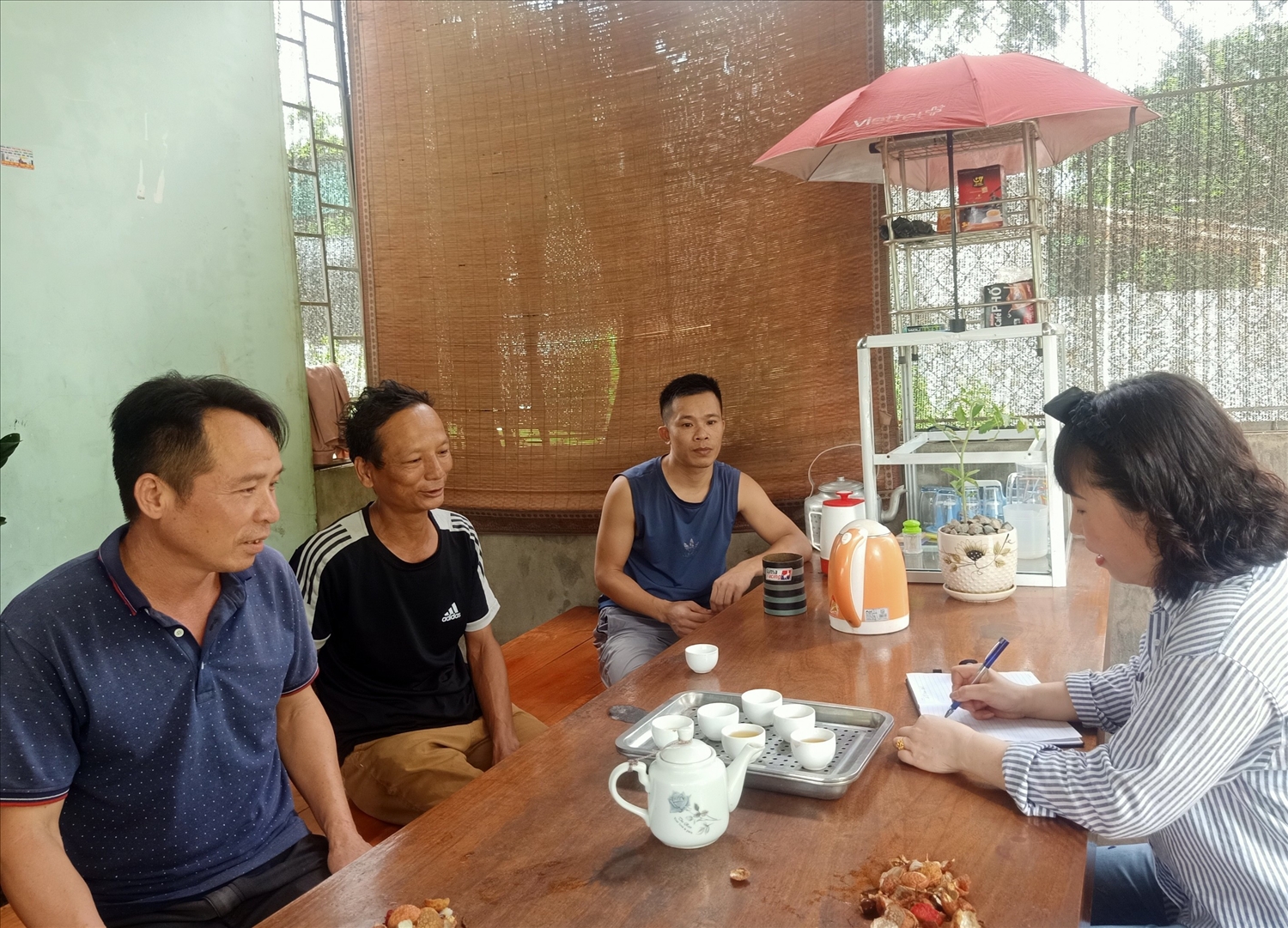 Người dân thôn Tiến Sơn 1, Thị trấn Thường Xuân phản ánh những nghi ngờ xung quanh việc cấp phát gạo cho các hộ trồng rừng tự nguyện với báo chí