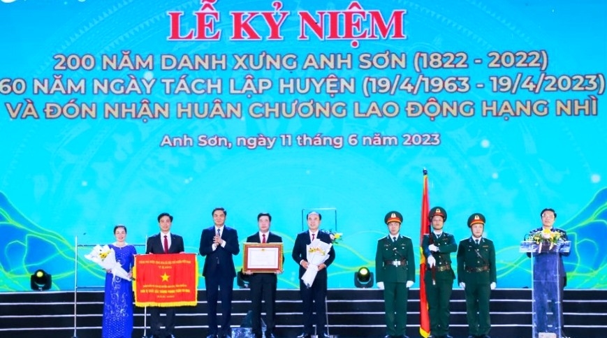 Đồng chí Hoàng Nghĩa Hiếu - Phó Bí thư Tỉnh ủy Nghệ An trao Huân chương Lao động hạng Nhì và Cờ thi đua của Chính phủ tặng Đảng bộ, chính quyền và Nhân dân huyện Anh Sơn