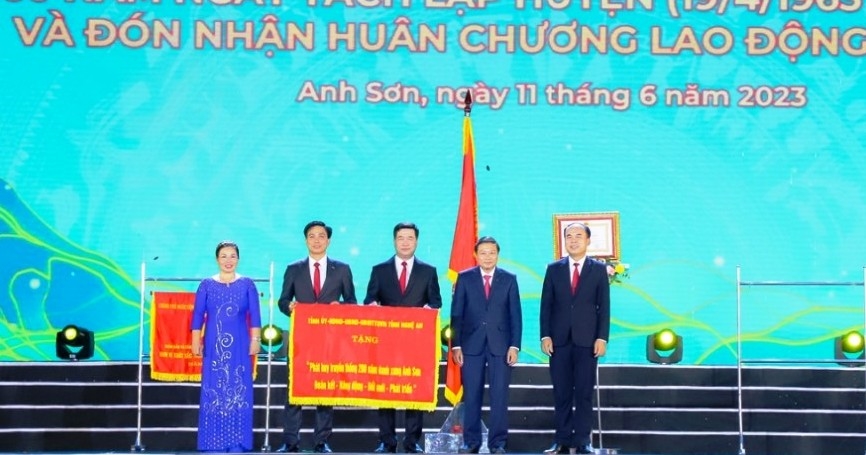 Đồng chí Lê Hồng Vinh-Phó Chủ tịch thường trực UBND tỉnh trao bức trướng của UBND tỉnh Nghệ An cho Đảng bộ, chính quyền và Nhân dân huyện Anh Sơn