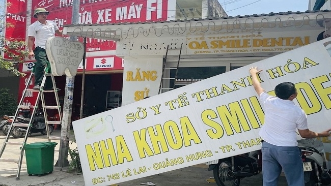 UBND phường Quảng Hưng và Đông Vệ đã chỉ đạo Tổ quy tắc phường tiến hành tháo dỡ biển hiệu, tạm thu, lưu giữ các biển hiệu quảng cáo của 2 cơ sở trên địa bàn
