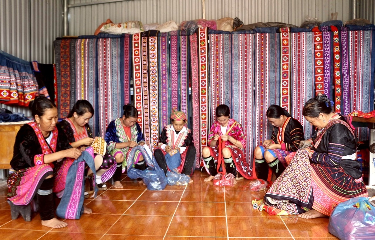 Mô hình thêu may trang phục Mông xã Nà Bủng đã giúp được nhiều chị em có nguồn thu nhập ổn định 