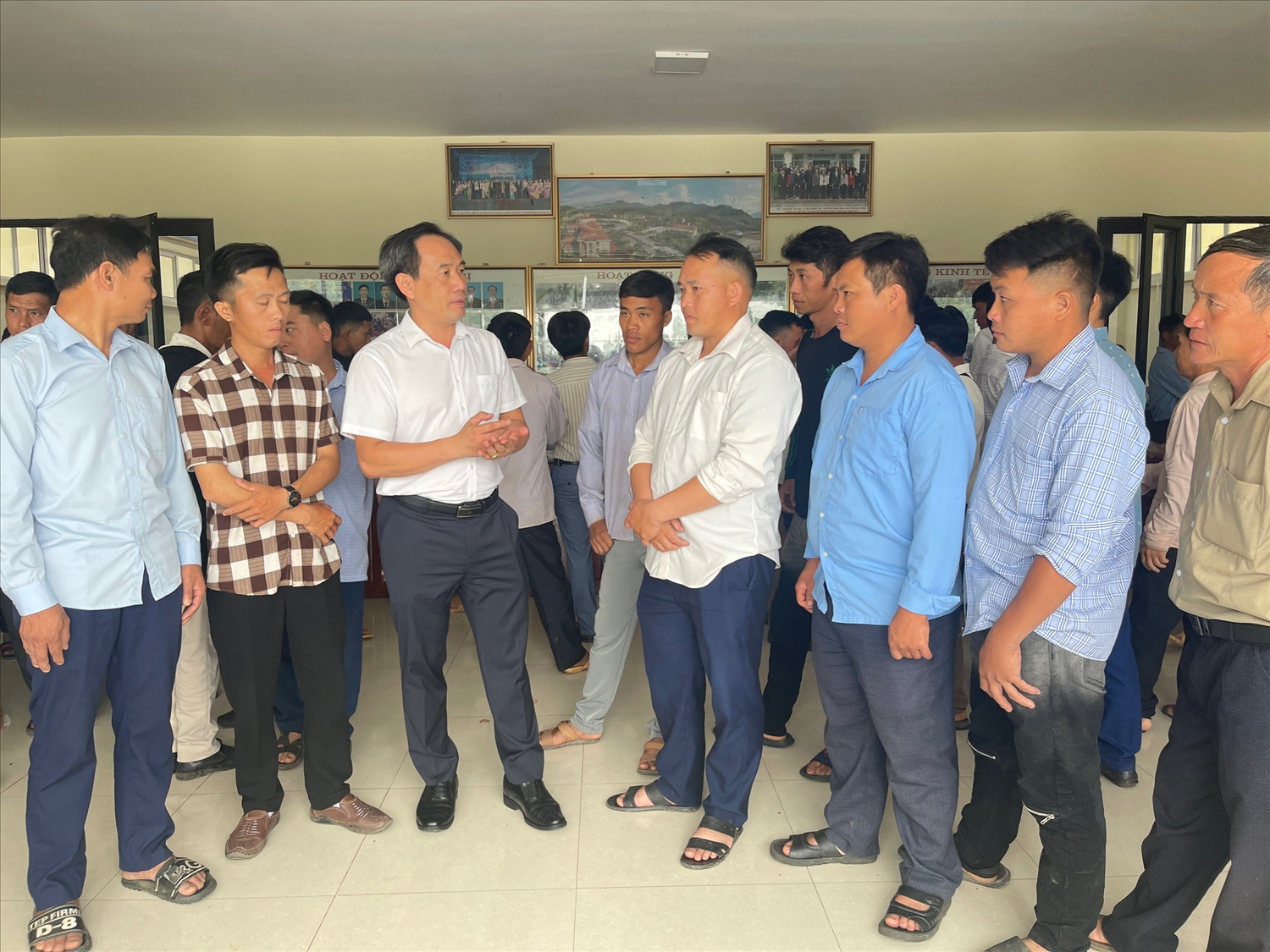 Bí thư Huyện ủy Mường Nhé Bùi Minh Hải trò truyện với các đại biểu 