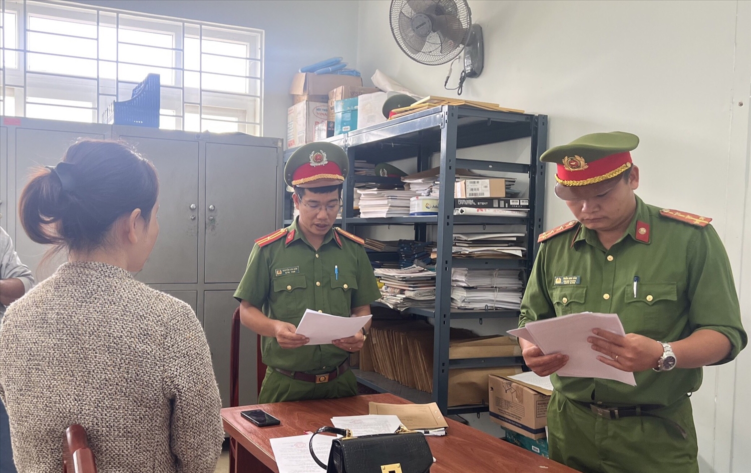 Cơ quan CSĐT Công an tỉnh Đắk Nông tống đạt các quyết định tố tụng đối với bị can Nguyễn Thị Hồng Đào