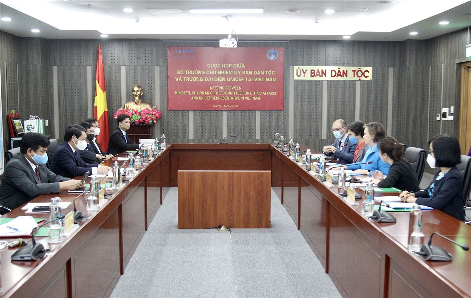 Bộ trưởng, Chủ nhiệm Ủy ban Dân tộc Hầu A Lềnh làm việc với bà Rana Flowers, Trưởng đại diện UNICEF tại Việt Nam