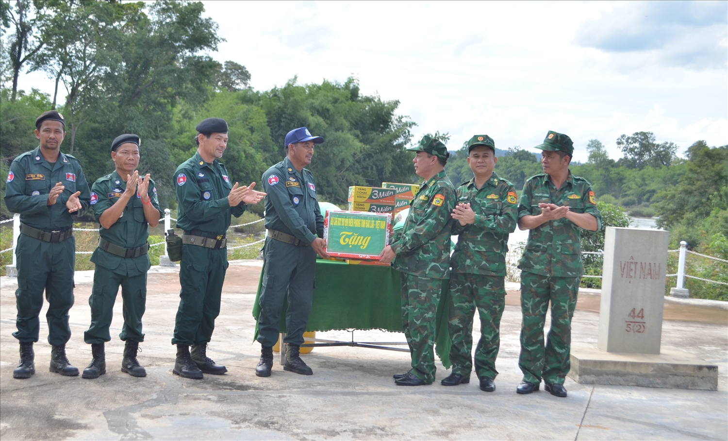 Bộ Chỉ huy BĐBP tỉnh Đắk Lắk tặng quà lực lượng bảo vệ biên giới tỉnh Mondulkiri, Campuchia tại cột mốc biên giới số 42