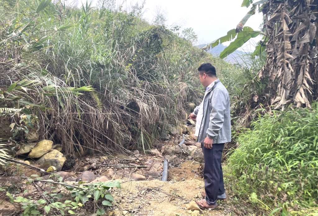 Nước đầu nguồn cạn nên không đủ cung cấp cho người dân thôn Đồng Mộc (xã Đông Ngũ, huyện Tiên Yên), nhất là mùa khô