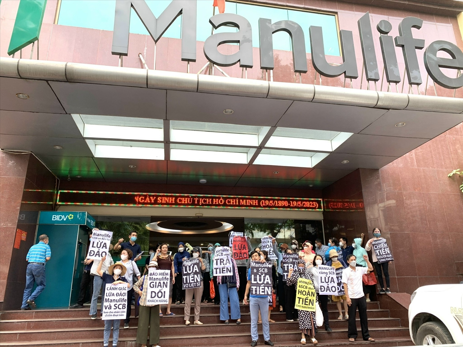 Hình ảnh đoàn người đến khiếu nại tại văn phòng của Manulife tại Hà Nội