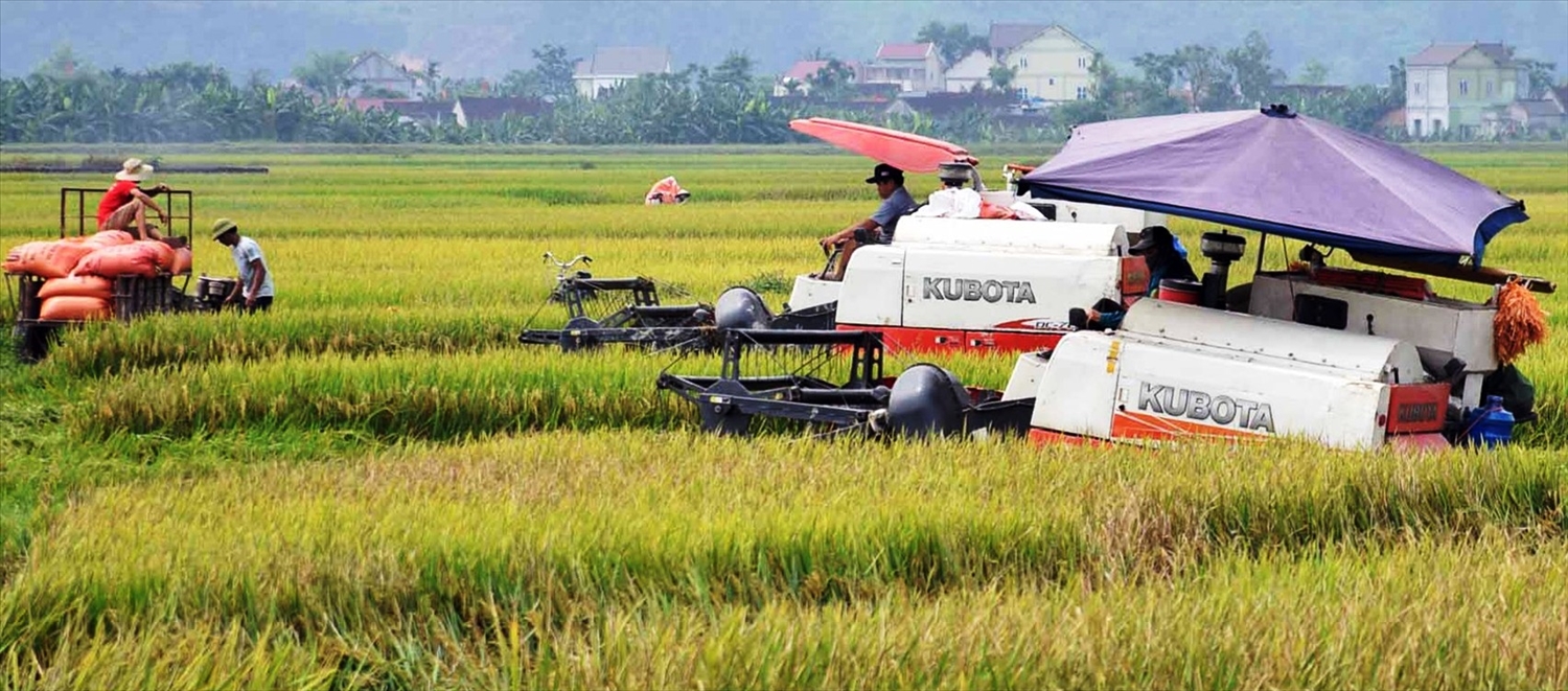 Máy móc đang thay thế sức người trong nhiều khâu sản xuất nông nghiệp ở Yên Thành