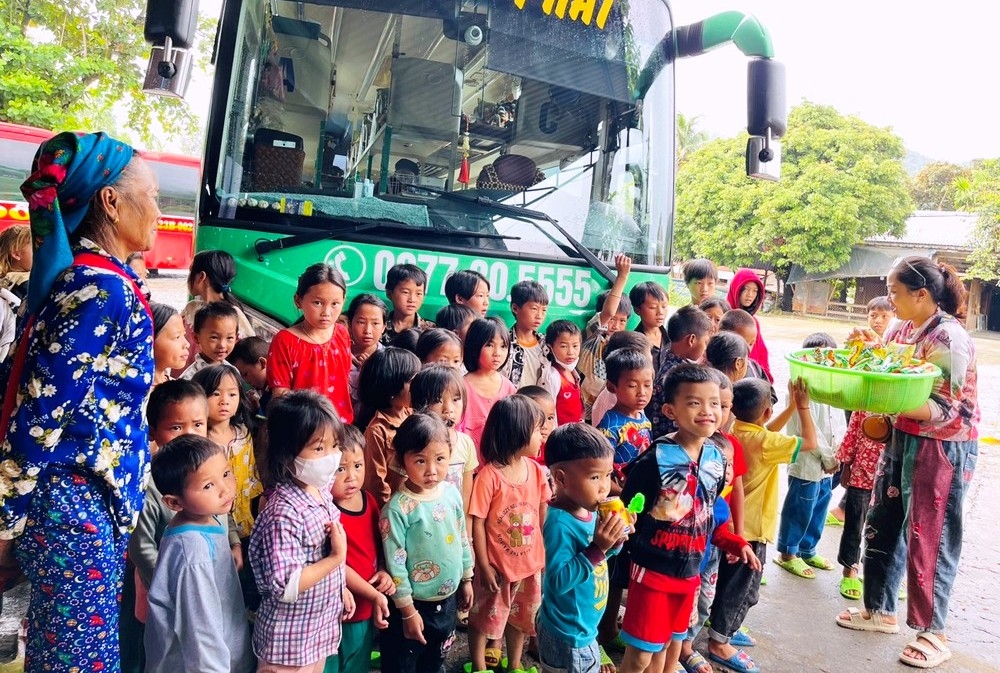 Hè là thời gian để những đứa trẻ ở huyện Kỳ Sơn vượt hàng ngàn km vào miền Nam đoàn tụ cùng bố mẹ 