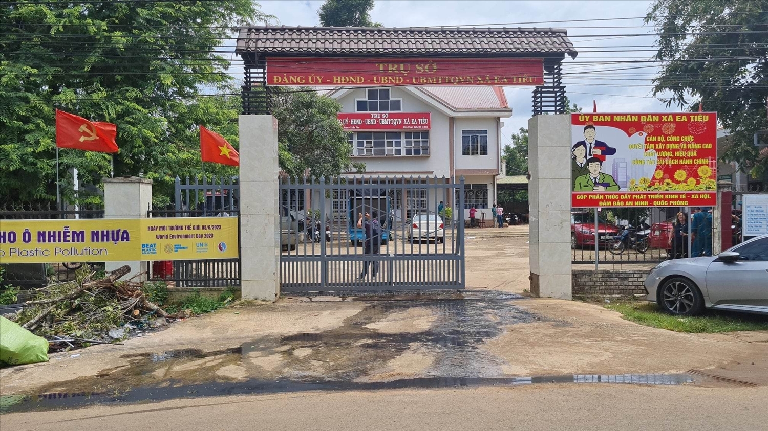 Trụ sở UBND xã Ea Tiêu nhanh chóng được sửa chữa để phục vụ Nhân dân