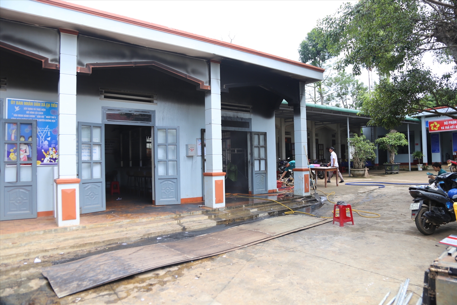Hiện trường trụ sở UBND xã Ea Tiêu bị nhóm đối tượng tấn công