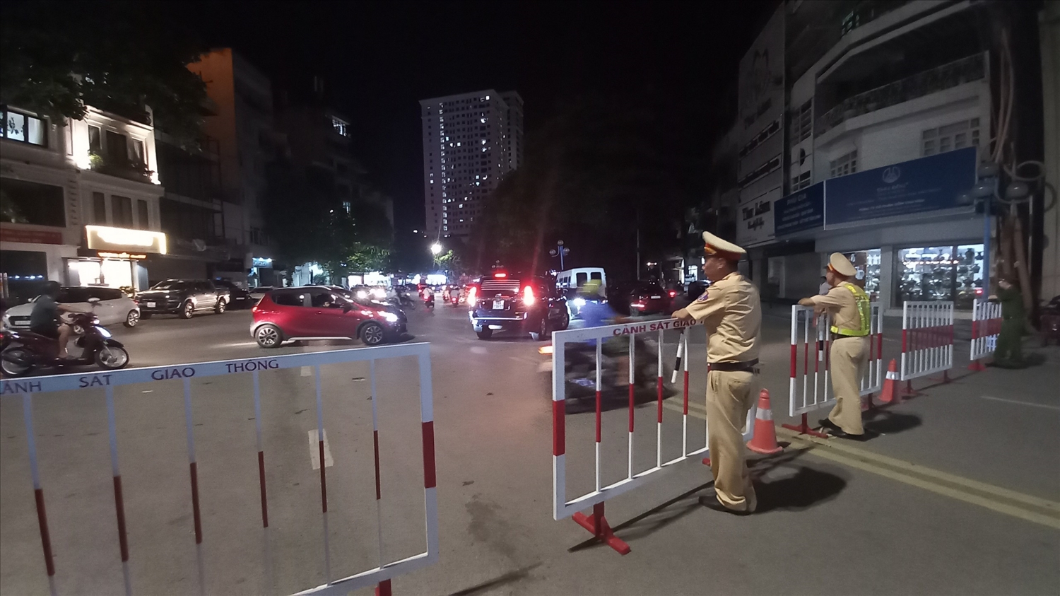 Lực lượng cảnh sát giao thông được bố trí đảm bảo an toàn, thông suốt cho phố đi bộ