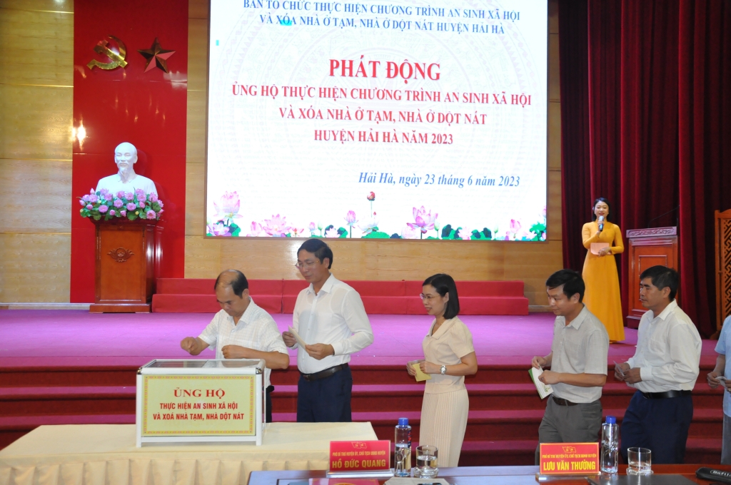 Lãnh đạo huyện Hải Hà ủng hộ kinh phí thực hiện chương trình an sinh xã hội và xóa nhà tạm, nhà dột nát huyện Hải Hà năm 2023