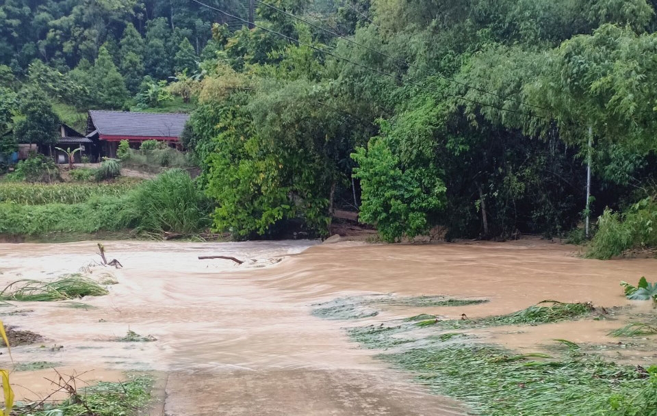 Ngầm tràn tại xóm Ba Nhất (xã Phú Thượng, Võ Nhai) bị nước lũ chia cắt