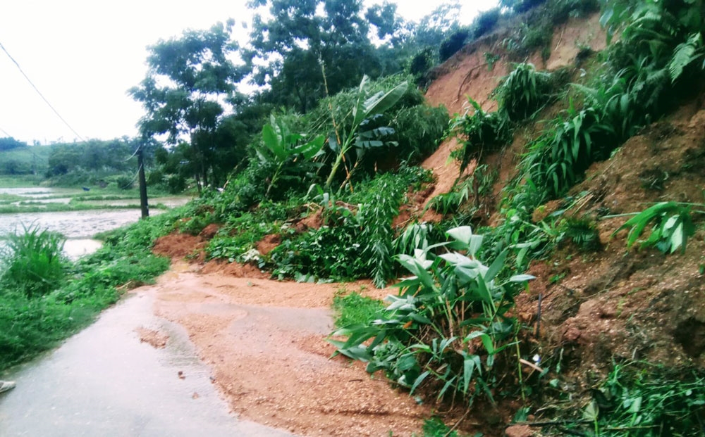 Nhiều tuyến đường tại xóm Hoà Lịch, xã Trung Lương (Định Hóa) bị sạt lở 