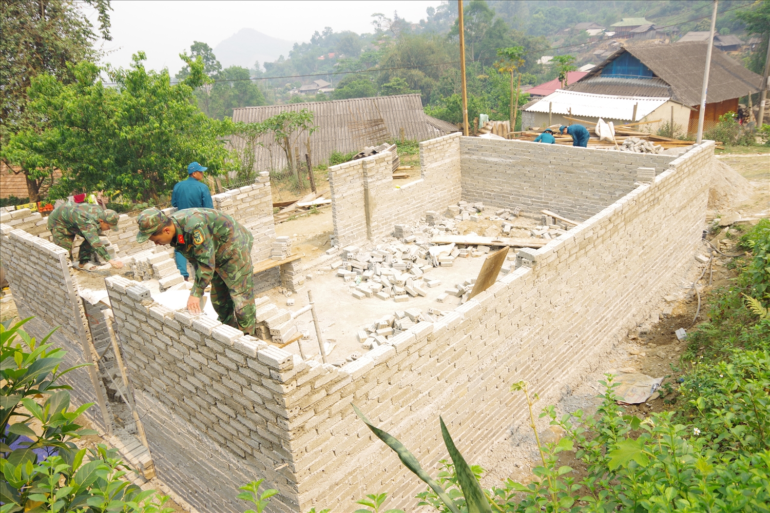 Lực lượng vũ trang Thành phố Điện Biên Phủ tham gia xây dựng nhà ở cho hộ nghèo bản Hua Rốm, xã Nà Tấu