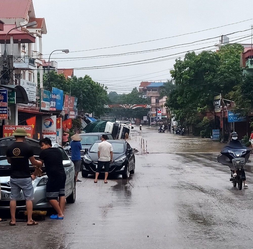 Một chiếc xe tải bị lật khi đi qua khu vực nước ngập sâu tại thị trấn Phồn Xương (Yên Thế)