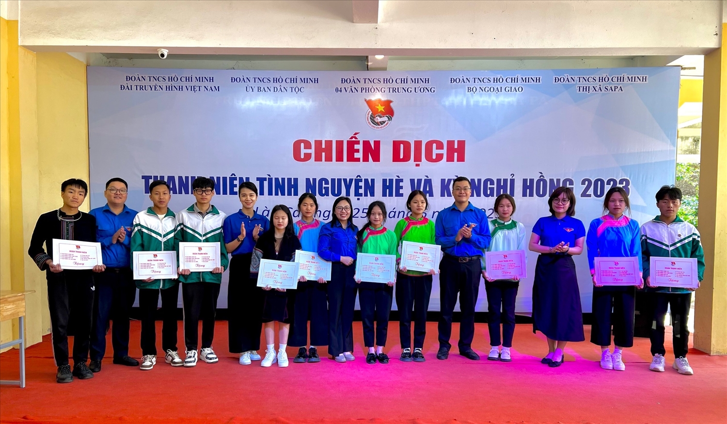 Đoàn công tác trao học bổng cho các em học sinh trường Phổ thông dân tộc Nội trú Trung học cơ sở và Trung học phổ thông thị xã Sapa, tỉnh Lào Cai