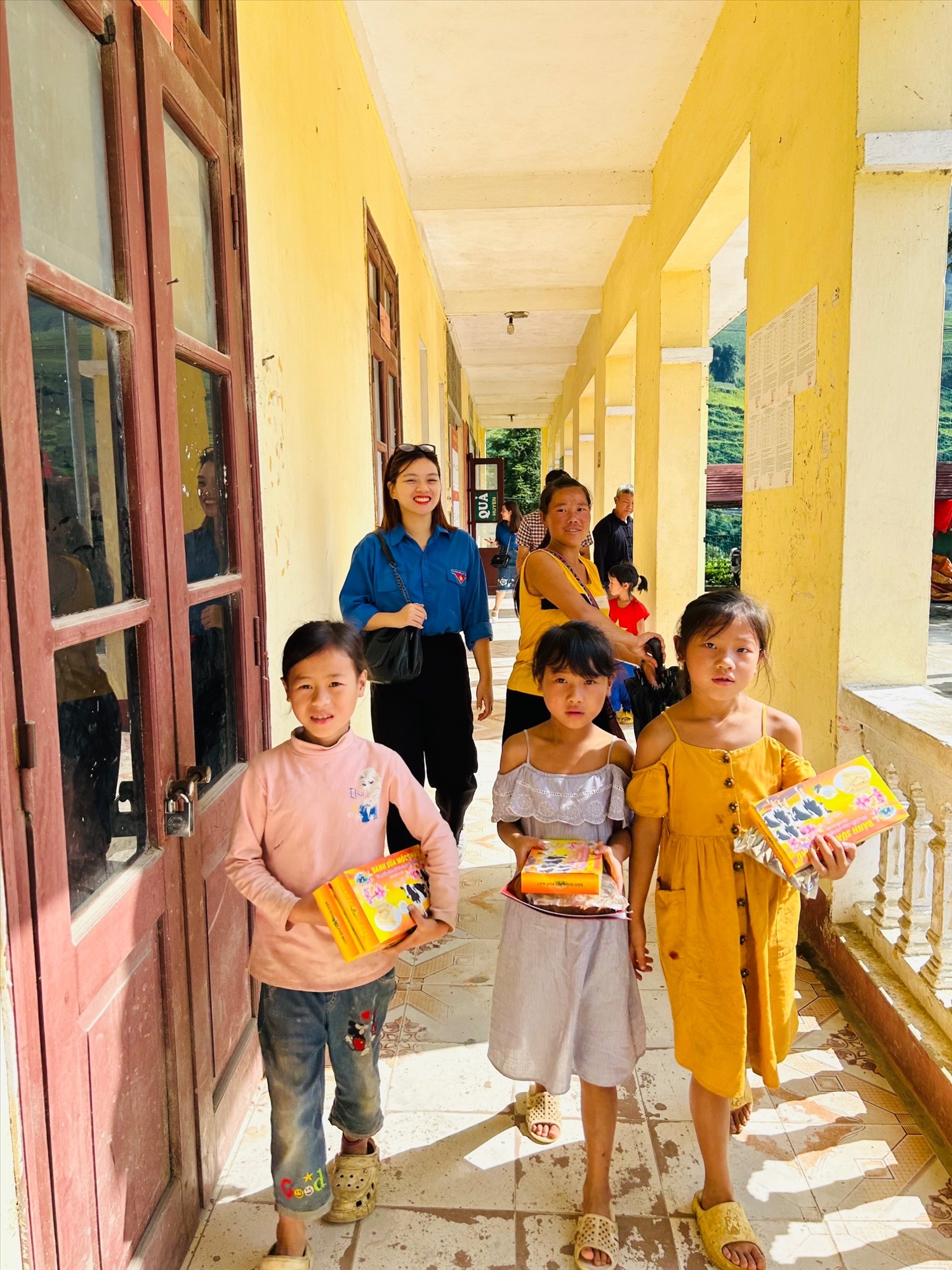 Hình ảnh các em học sinh tại trường Phổ thông dân tộc Bán trú tiểu học và Trung học cơ sở xã Tả Van sau buổi trao tặng